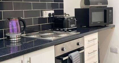 Comfortable and Modern 2-Bedroom Flat in Bridgend