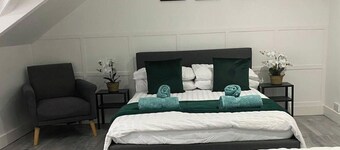 2 Bed Flat - Sleeps 6 - Parking - Wifi