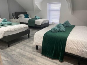 2 bedrooms, WiFi, bed sheets - 2 Bed Flat - Sleeps 6 - Parking - Wifi (Bridgend)