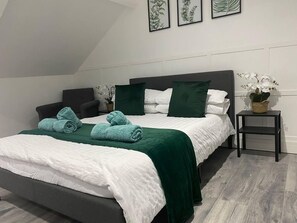 2 bedrooms, WiFi, bed sheets - 2 Bed Flat - Sleeps 6 - Parking - Wifi (Bridgend)