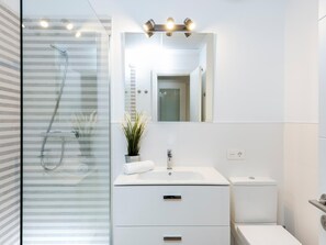 Dusche, Haartrockner, Handtücher