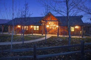 Exterior - Starview Ranch: 3 homes w/ 7 bdrms, pool, sauna, spa & gym on 50 beautiful acres (Miramonte)