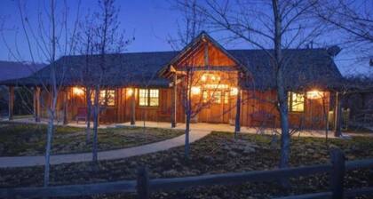 Starview Ranch: 3 homes w/ 7 bdrms, pool, sauna, spa & gym on 50 beautiful acres