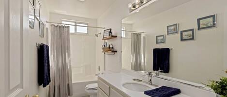 Dusche, Haartrockner, Handtücher