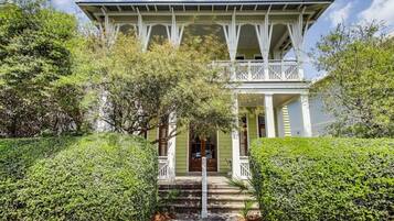 House, 6 Bedrooms | Exterior