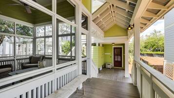 House, 6 Bedrooms | Balcony