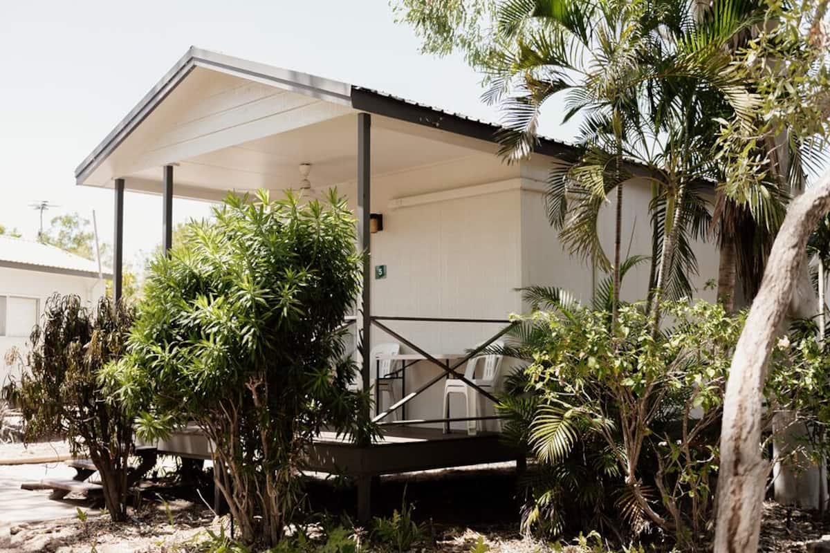 Cabaña, baño en la habitación (Sleeps 4) | 2 habitaciones, edredón, wifi y ropa de cama