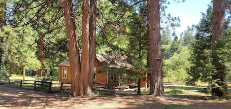 外観. Cottage #2 with a Lake and Creek, 15 mi to Lassen NP