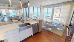 House, 5 Bedrooms | Private kitchen