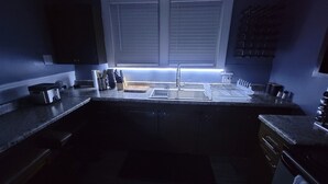 Cafetera/tetera, refrigerador, microondas, horno