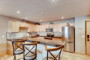 Kjøleskap, mikrobølgeovn, ovn og kokeplater