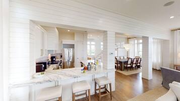 House, 4 Bedrooms | Private kitchen