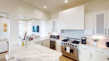 House, 4 Bedrooms | Private kitchen