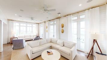 House, 4 Bedrooms | Living room