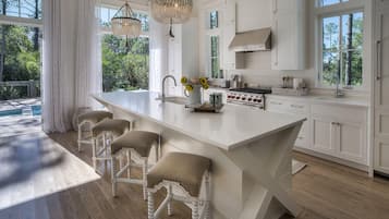House, 4 Bedrooms | Private kitchen | Cookware/dishes/utensils