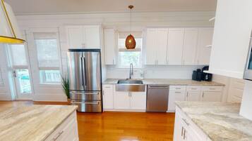 House, 5 Bedrooms | Private kitchen