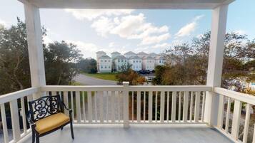 House, 5 Bedrooms | Balcony