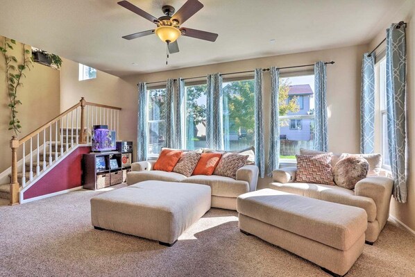 Älytelevisio, takka, videopelejä, DVD-soitin