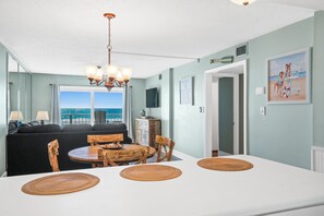 Dining - 2nd Floor Beachfront Getaway | Regency Towers, Pools, Tiki Bar & Gulf Views (Panama City)