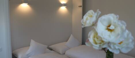 1 bedroom, bed sheets