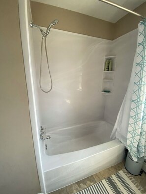 Combined shower/bathtub, hair dryer, towels - Brockport’s Home Away from Home! (Brockport)