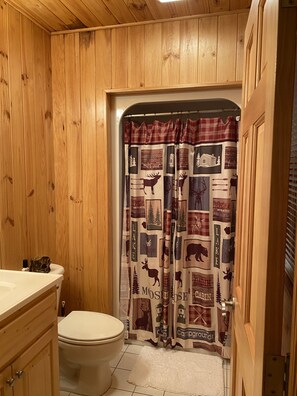 Combinazione doccia/vasca, asciugacapelli, asciugamani, sapone