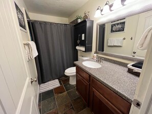 Regadera, secadora de cabello, toallas, jabón 