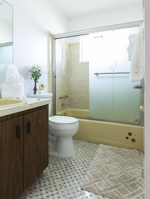 Combined shower/bathtub, hair dryer, towels, soap - PALM BEACH GARDENS  GUEST HOUSE (Palm Beach Gardens)