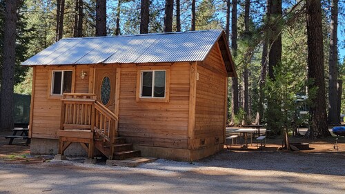 Camping Cabin B at Bigfoot Lodging Lassen NP