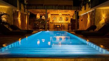 Hồ bơi ngoài trời, ghế dài tắm nắng