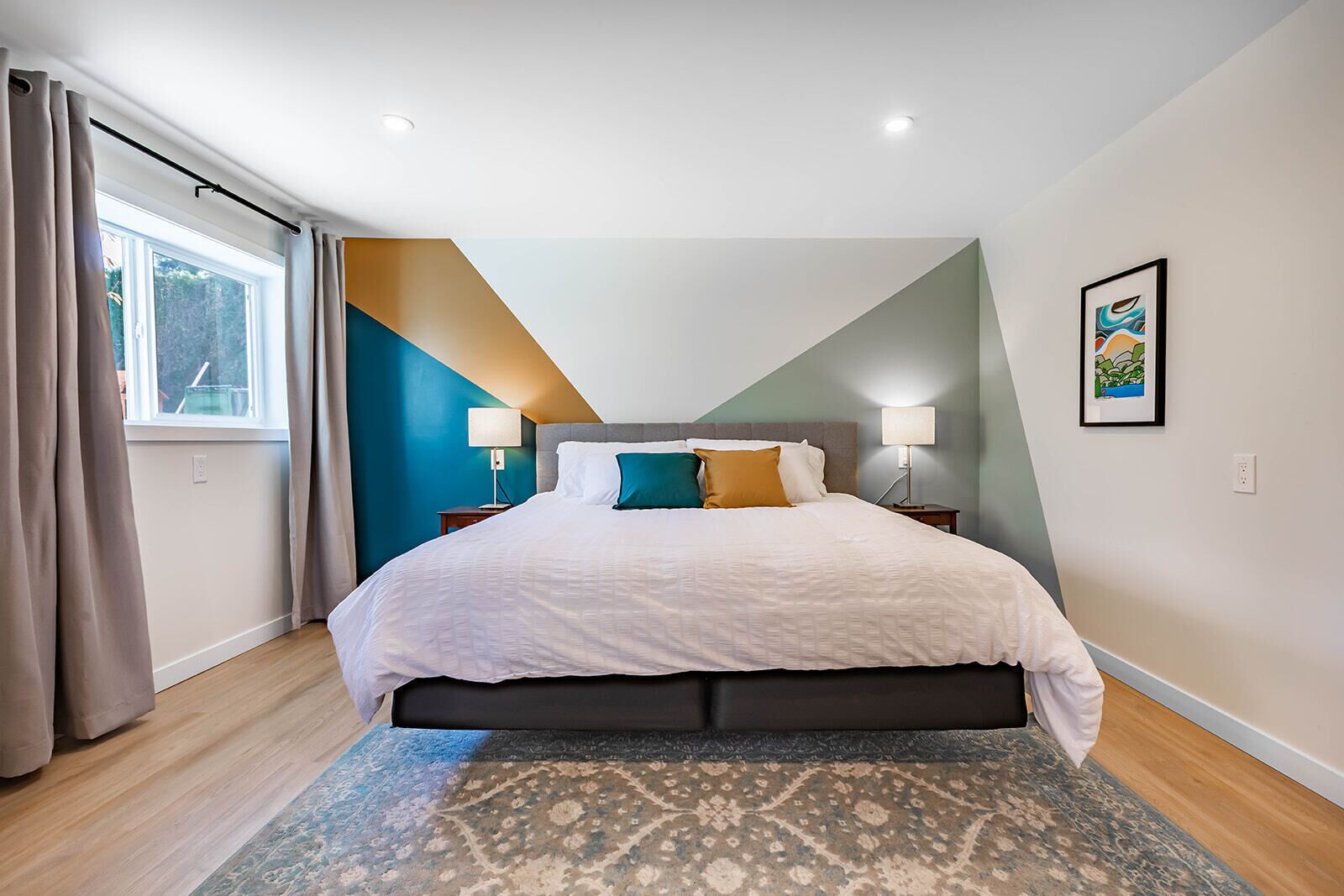 1 chambre, bureau, fer et planche à repasser, lit de bébé portatif