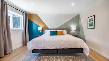 1 chambre, bureau, fer et planche à repasser, lit de bébé portatif