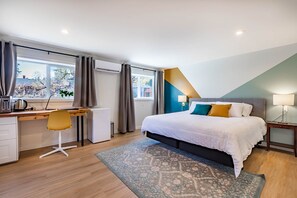 1 Schlafzimmer, Schreibtisch, Bügeleisen/Bügelbrett, Reisekinderbett