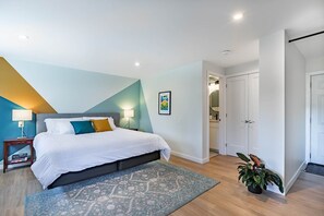1 bedroom, desk, iron/ironing board, travel crib - Lower Mission Private Suite (Kelowna)