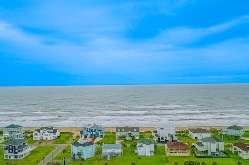 FantaSea House, Beachfront 6 BR 6BA Beauty Sleeps 19 in beds.