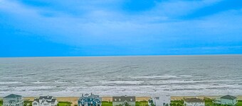 FantaSea House, Beachfront 6 BR 6BA Beauty Sleeps 19 in beds.