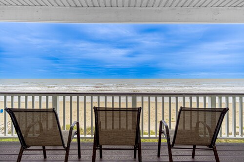 FantaSea House, Beachfront 6 BR 6BA Beauty Sleeps 19 in beds.