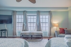 6 bedrooms, iron/ironing board, travel cot, free WiFi - FantaSea House, Beachfront 6 BR 6BA Beauty Sleeps 19 in beds. (Galveston)
