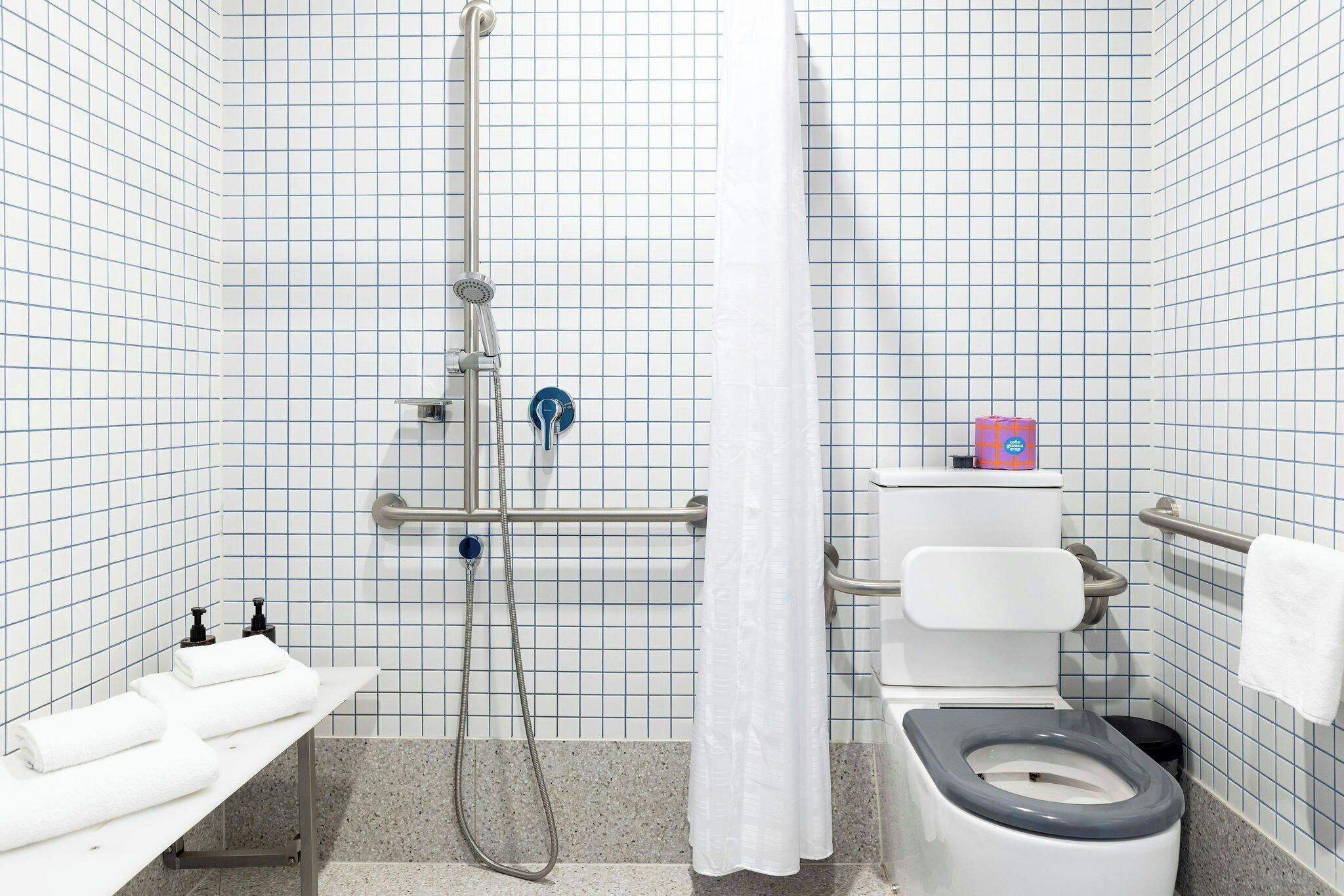 Un baño con ducha, inodoro y lavamanos.