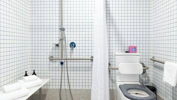 Un baño con ducha, inodoro y lavamanos.