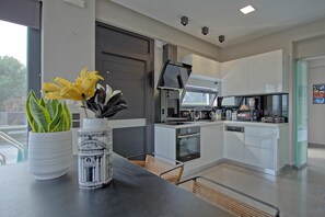 Jääkaappi, mikroaaltouuni, uuni, liesi