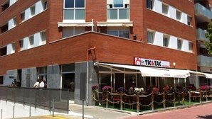 En byggnad med flera våningar, där det finns en restaurang som heter ”TIC&TAC” på bottenvåningen.