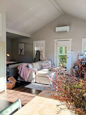 Interior - Candlebark Cottage - Private spa retreat (Hepburn)