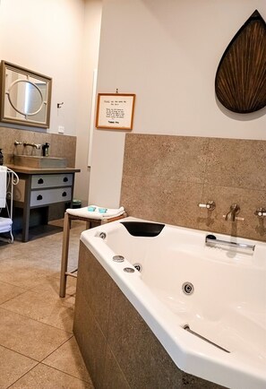 Kylpyamme, hiustenkuivaaja, pyyhkeet