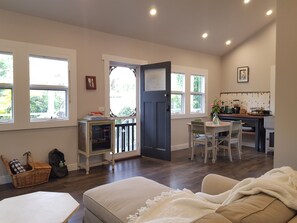 Smart TV, books - Candlebark Cottage - Private spa retreat (Hepburn)
