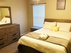 2 bedrooms, iron/ironing board, free WiFi, bed sheets - Downtown Family Home - Minutes to WB Stadium, Vista, 5 Points (Columbia)