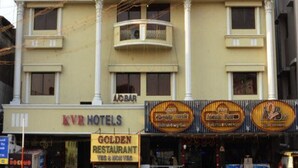 Ein Gebäude mit KVR Hotels und einem Golden Restaurant.