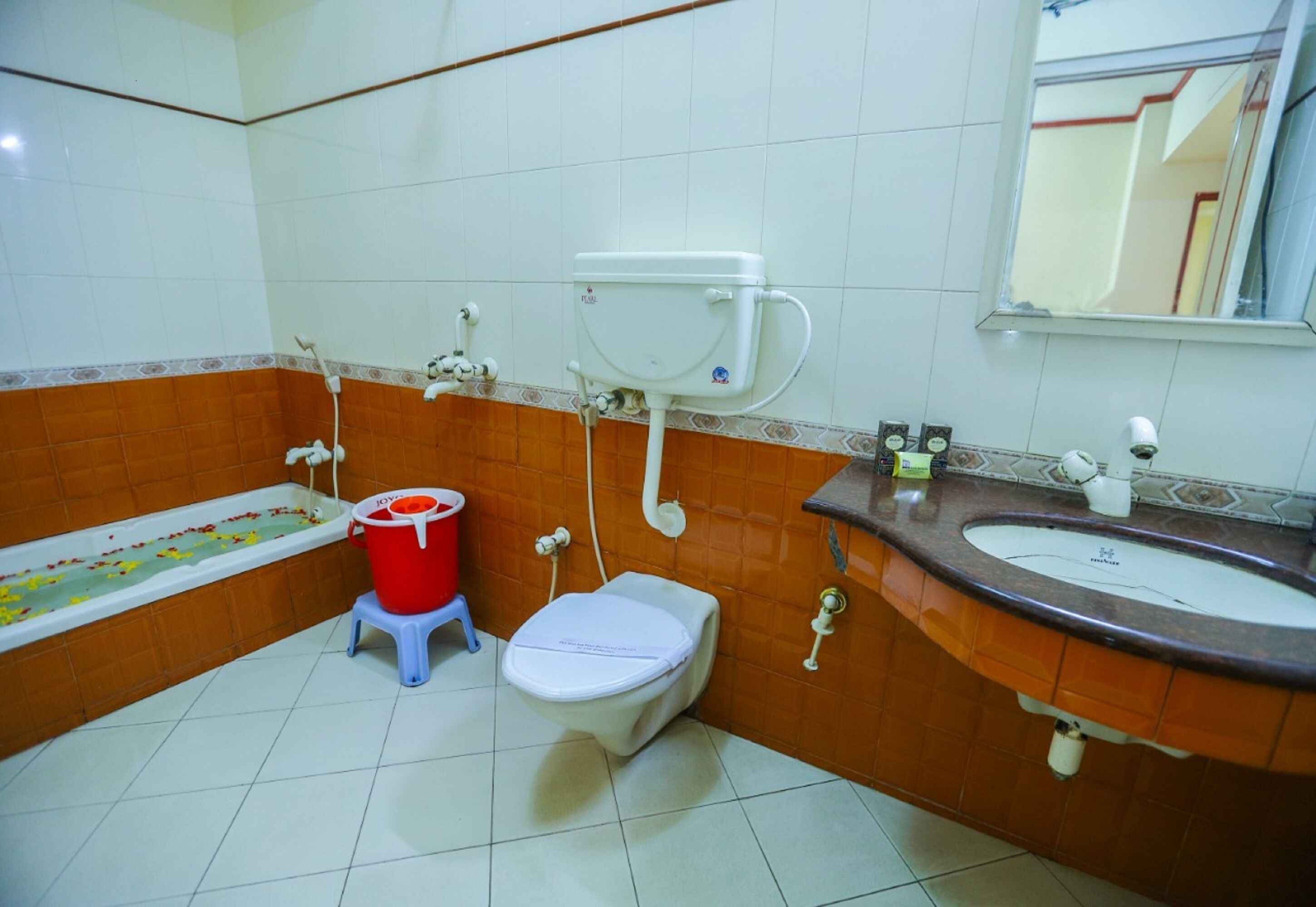 Un baño con inodoro, bidé, bañera y lavamanos.