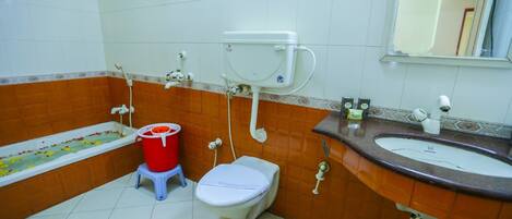 Un baño con inodoro, bidé, bañera y lavamanos.