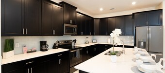 Big-3500 SF Home,Clean Movie/Game Room, Pool, XBOX